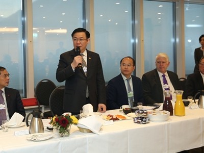 Phó thủ tướng Vương Đình Huệ tại buổi gặp 25 doanh nghiệp. Ảnh: VGP