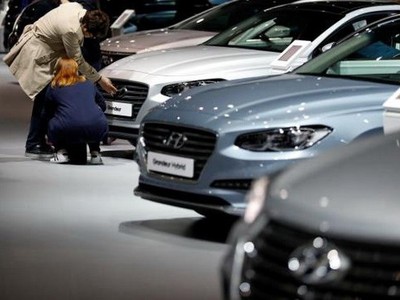 Khách hàng tham quan showroom của Hyundai Motors. (Nguồn: Reuters)