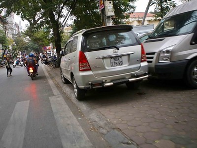 Tận dụng triệt để vỉa hè làm nơi đỗ xe trên phố Trần Bình Trọng. (Ảnh: Minh Quyết/TTXVN)