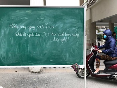 Trường Tiểu học Dịch Vọng A (Cầu Giấy) kê bảng thông báo ngoài cổng. Ảnh: Dương Tâm