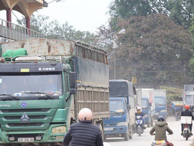 Sống chung với bụi do xe tải vượt biển cấm ở Hà Nội