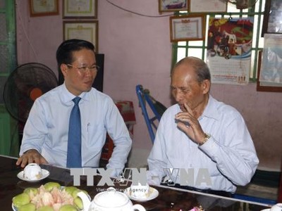 Đồng chí Võ Văn Thưởng thăm, chúc Tết Nghệ nhân Trần Mộng. Ảnh: TTXVN