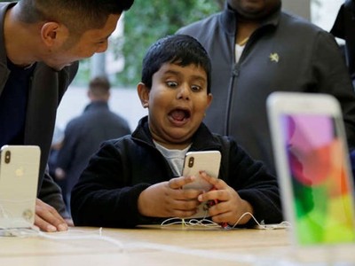 Một cậu bé phấn khích với tính năng aniemoji trên iPhone X. (Nguồn: AFP)