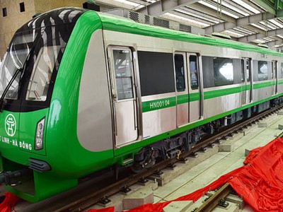 Đoàn tàu được trả lại màu sơn xanh như trước đây. Ảnh: Giang Huy.