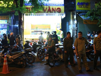 Cảnh sát phong tỏa hiện trường, điều tra vụ cướp. Ảnh: Nguyệt Triều.