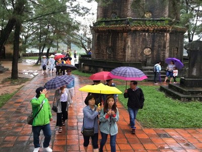 Khách du lịch tham quan chùa Thiên Mụ. (Ảnh: Quốc Việt/TTXVN)