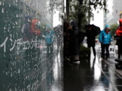 Bên ngoài sàn giao dịch tiền ảo Coincheck sau vụ tấn công. Ảnh: Reuters.