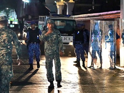 Lực lượng an ninh Maldives tuần tra trên đường phố thủ đô Male hôm 5/2. Ảnh: AP.