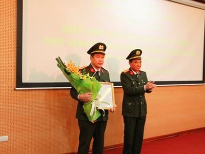 Đại tá Nguyễn Anh Tuấn, Phó Giám đốc, Thủ trưởng Cơ quan An ninh điều tra, CATP Hà Nội trao quyết định bổ nhiệm cho Thượng tá Đàm Văn Khanh. Ảnh ANTĐ