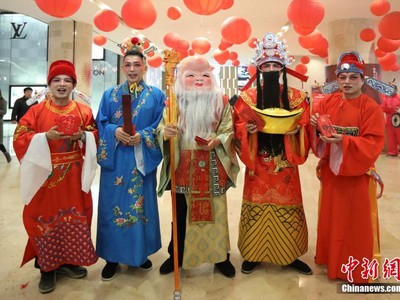 Rước Thần Tài, người Trung Quốc 'quét mã' nhận lì xì online