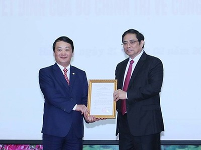 Đồng chí Phạm Minh Chính trao quyết định cho đồng chí Hầu A Lềnh.