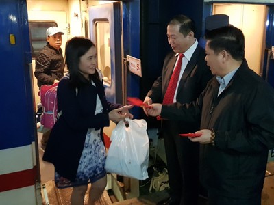 Những hàng khách đi tàu chặng TP.HCM - Hà Nội thích thú khi nhận lì xì may mắn của Bộ trưởng Bộ Giao thông vận tải Nguyễn Văn Thể