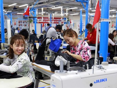 Công nhân May 10 trong ngày làm việc 21/2 (mùng 6 Tết Mậu Tuất). Ảnh: Lao Động