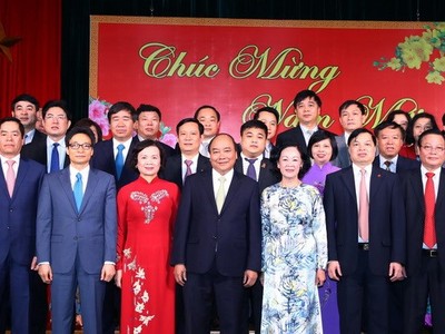 Thủ tướng Nguyễn Xuân Phúc chụp ảnh lưu niệm với lãnh đạo, công chức, viên chức Ban Dân vận Trung ương. (Ảnh: Thống Nhất/TTXVN)