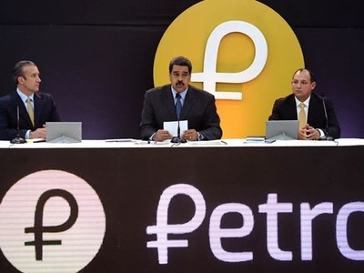 Tổng thống Venezuela Nicolas Maduro (giữa) không cho biết thêm chi tiết về giá hay lượng vàng hậu thuẫn cho đồng tiền điện tử mới. (Nguồn: AFP/Getty Images)