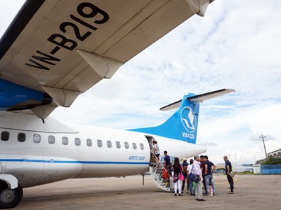 Máy bay đang lăn vào bãi đỗ thì hành khách mở cửa thoát hiểm. Ảnh: Thế Dự.