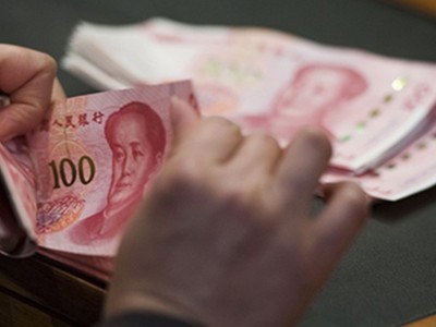 Chàng trai Trung Quốc đã chi toàn bộ tiền tiết kiệm để đãi mọi người vì tưởng mình trúng độc đắc. Ảnh minh họa: Bloomberg