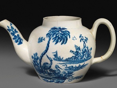 Chiếc ấm trà mất nắp và tay cầm đã vỡ, phải gắn lại này có giá hơn 18 tỷ đồng. (Nguồn: WOOLLEY AND WALLIS/BNPS )