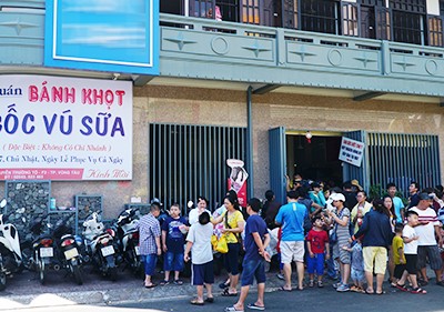 Dòng người đứng đợi bên ngoài để được xếp bàn. Ảnh: Di Vỹ.