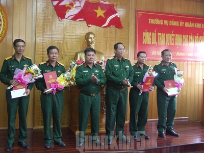 Tư lệnh và Chính ủy Quân khu 5 trao quyết định của Bộ Quốc phòng cho các cán bộ chủ trì. Ảnh báo Quân khu 5