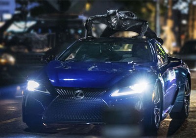 Siêu nhân Báo đen trong màn rượt đuổi thực hiện trên nóc chiếc LC500. Ảnh: Marvel.