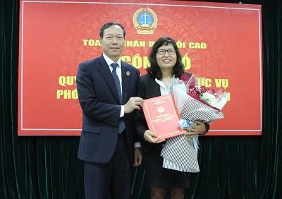 Phó Chánh án TANDTC Nguyễn Trí Tuệ trao quyết định bổ nhiệm cho bà Dương Tuyết Miên. Ảnh báo Công lý