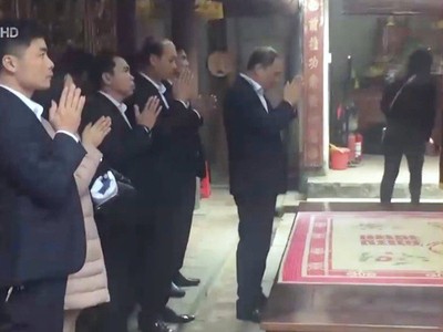 Hình ảnh cán bộ đi lễ trong giờ hành chính xuất hiện trên VTV1 (ảnh cắt từ clip VTV).