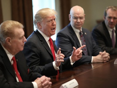 Tổng thống Trump tuyên bố mức thuế trong cuộc gặp với các nhà sản xuất nhôm thép của Mỹ hôm 1/3. Ảnh: AFP.