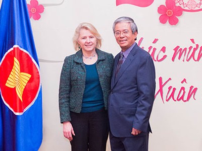 Đại sứ Việt Nam tại Mỹ Phạm Quang Vinh và Quyền trợ lý Ngoại trưởng Mỹ Thornton. Ảnh: Bộ Ngoại giao Việt Nam.