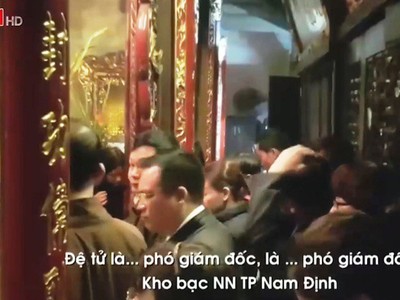 Hình ảnh cán bộ đi lễ trong giờ hành chính xuất hiện trên VTV1 (ảnh cắt từ clip VTV)