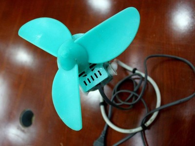 Chiếc quạt con cóc của Điện cơ Thống Nhất một thời từng là vật dụng không thể thiếu của các gia đình Việt.