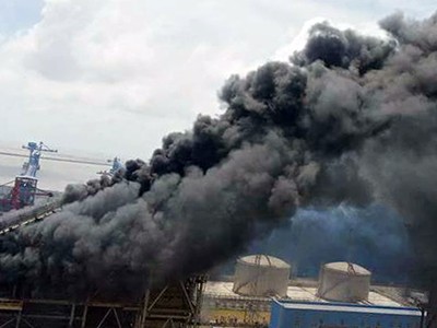 Nhà máy xảy ra cháy đang xây dựng mở rộng. Ảnh: Cửu Long.