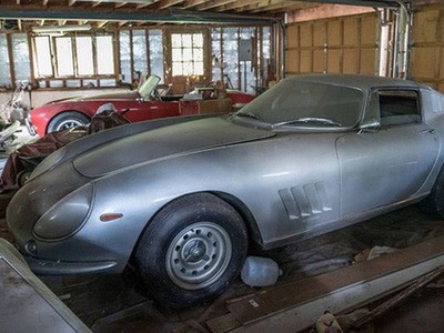 Hai chiếc siêu xe phủ đầy bụi trong garage. Ảnh: Foxnews