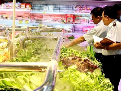 Đối với những cơ sở đã được cấp giấy chứng nhận đủ điều kiện ATTP, các đội thanh tra cũng tăng cường hậu kiểm và xử phạt. Ảnh minh họa