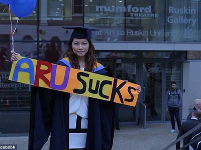 Pok Wong kiện trường Đại học Anglia Ruskin đòi bồi thường 60.000 bảng Anh.