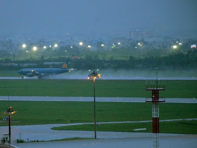 Sân bay Tân Sơn Nhất bị ngập sau trận mưa lớn hồi tháng 9/2016. Ảnh: Duy Trần.