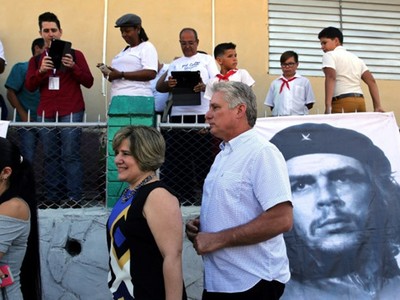 Phó Chủ tịch Miguel Diaz-Canel và phu nhân tham gia cuộc bỏ phiếu bầu cử quốc hội. Ảnh: AFP.