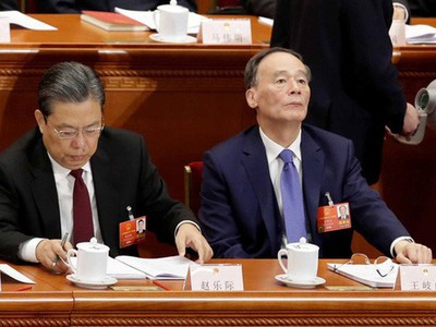 Ông Triệu Lạc Tế (trái) tại kỳ họp quốc hội Trung Quốc đang diễn ra Ảnh: REUTERS