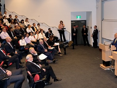 Thủ tướng Nguyễn Xuân Phúc phát biểu trước sinh viên và giảng viên Đại học Quốc gia Australia. Ảnh: VGP