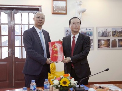 Bộ trưởng Bộ Xây dựng trao quyết định cho ông Lê Trung Thành. Ảnh báo Xây dựng