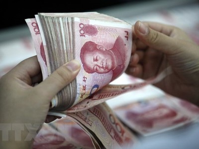 Kiểm tiền tại chi nhánh ngân hàng ở Hoài Bắc, tỉnh An Huy, Trung Quốc. (Nguồn: EPA/TTXVN)