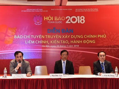 Phó Chủ tịch Hội Nhà báo Việt Nam Mai Đức Lộc (giữa), Tổng Giám đốc Cổng TTĐT Chính phủ Vi Quang Đạo (bên trái) và ông Trần Bá Dung, Trưởng Ban Nghiệp vụ, Hội Nhà báo Việt Nam, đồng chủ trì Diễn đàn.