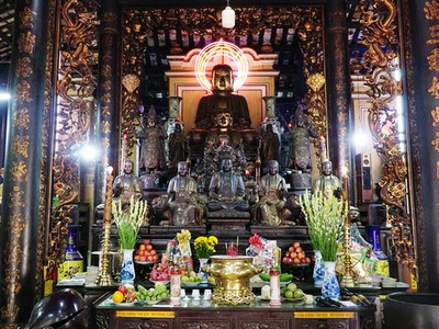 Khách Tây ngưỡng mộ kiến trúc của chùa cổ bậc nhất Sài Gòn