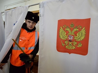 Người Nga ở thành phố Vladivostok, vùng viễn đông Nga đi bầu tổng thống. Ảnh: Reuters.