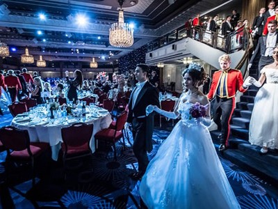 Đêm vũ hội ở London diễn ra hàng năm Khách sạn Nhà Grosvenor có tên gọi chính thức là Russian Debutante Ball dành cho các con cái gia đình siêu giàu Nga sống ở Anh. Ảnh: Guardian.