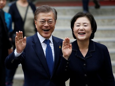 Tổng thống Hàn Quốc Moon Jae In và Đệ nhất phu nhân Kim Jung Sook (Ảnh: Reuters)