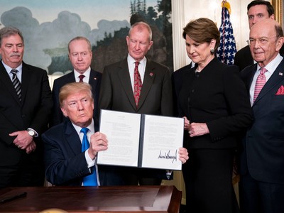 Tổng thống Mỹ Donald Trump công bố kế hoạch áp thuế lên nhiều mặt hàng nhập khẩu của Trung Quốc hôm 22/3. Ảnh: New York Times