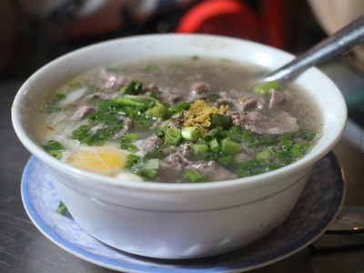 Bát phở đầy ắp thịt bò, giá 40.000 đến 70.000 đồng.