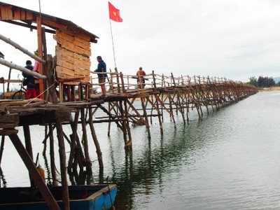 Cây cầu gỗ dài nhất Việt Nam. 