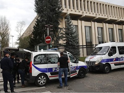 Cảnh sát Pháp bên ngoài Đại sứ Nga tại Paris sau khi có lệnh trục xuất. Ảnh: AP.